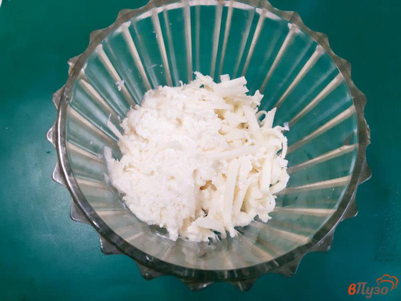 Фото приготовление рецепта: Сырники с моцареллой и твердым сыром шаг №1