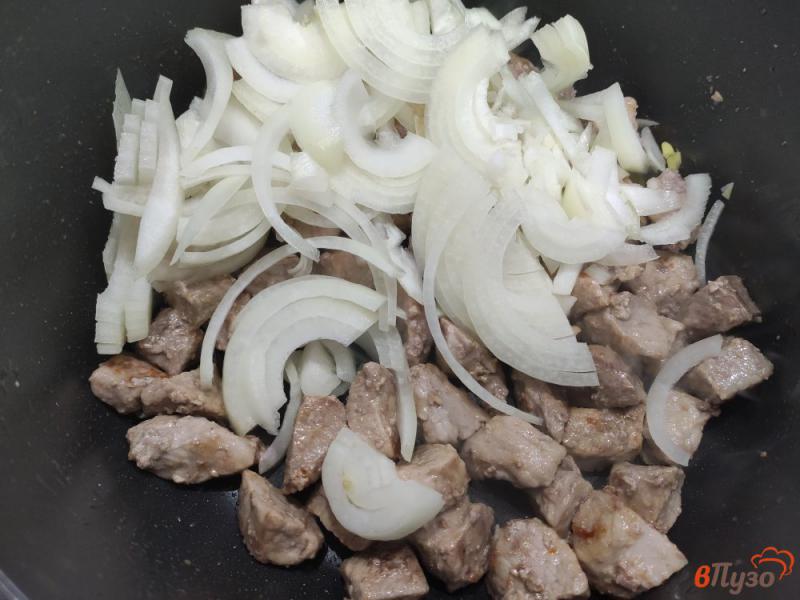 Фото приготовление рецепта: Свинина тушёная с маринованными огурцами шаг №2