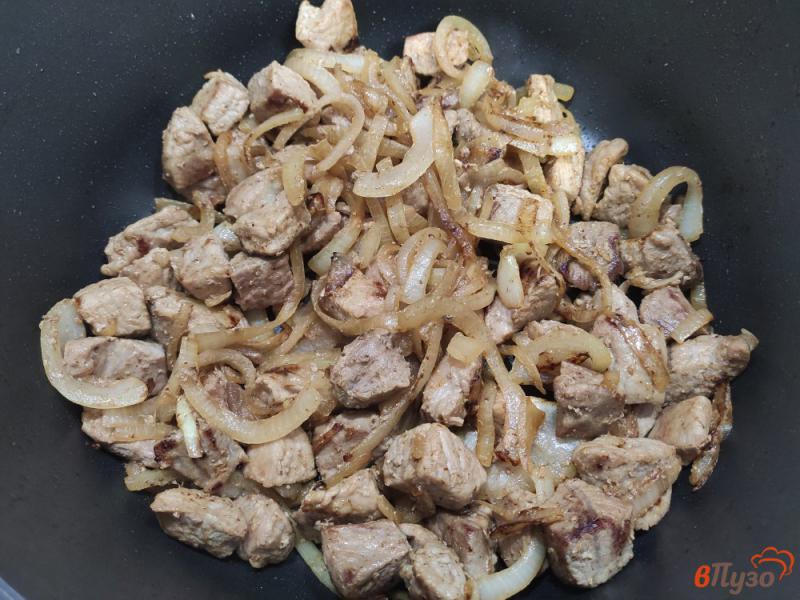 Фото приготовление рецепта: Свинина тушёная с маринованными огурцами шаг №3