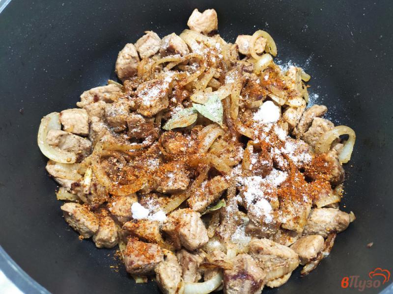 Фото приготовление рецепта: Свинина тушёная с маринованными огурцами шаг №4