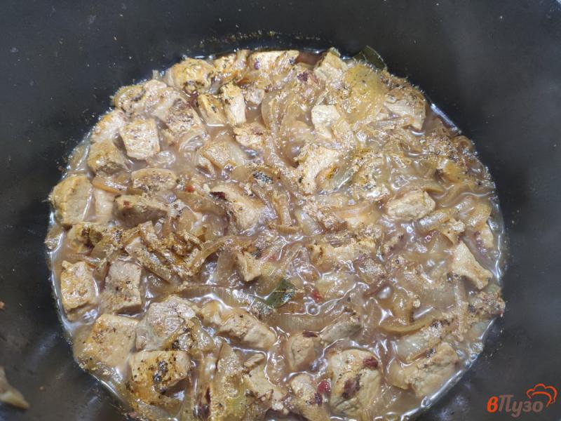 Фото приготовление рецепта: Свинина тушёная с маринованными огурцами шаг №5