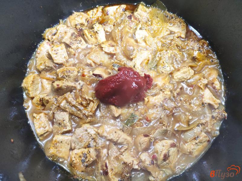Фото приготовление рецепта: Свинина тушёная с маринованными огурцами шаг №6