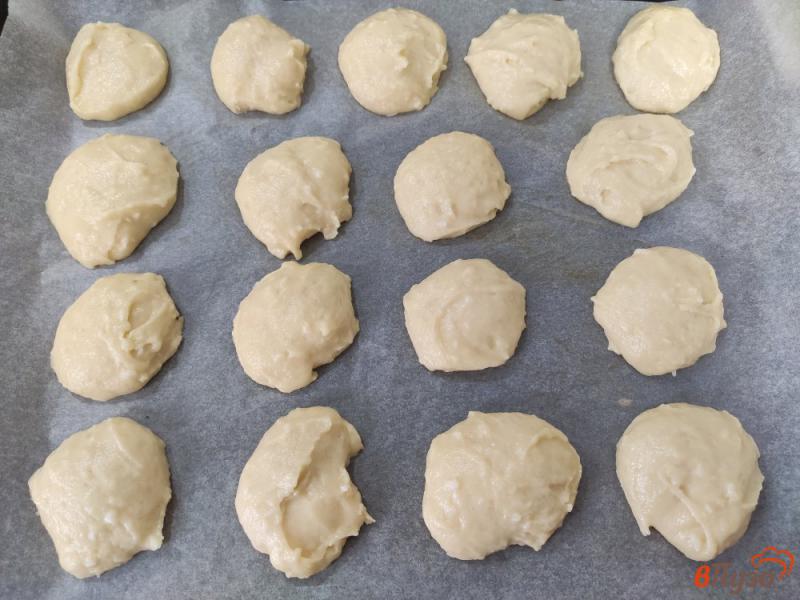 Фото приготовление рецепта: Мягкое кокосовое печенье на кефире шаг №6