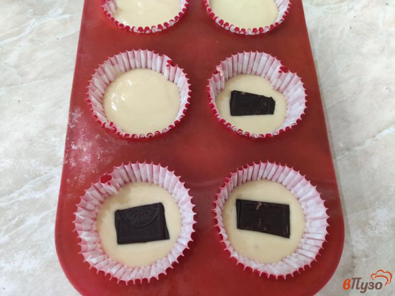 Фото приготовление рецепта: Кексы с шоколадом шаг №7