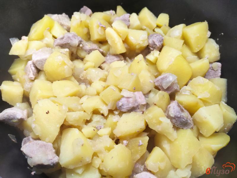 Фото приготовление рецепта: Картофель с капустой и мясом шаг №3