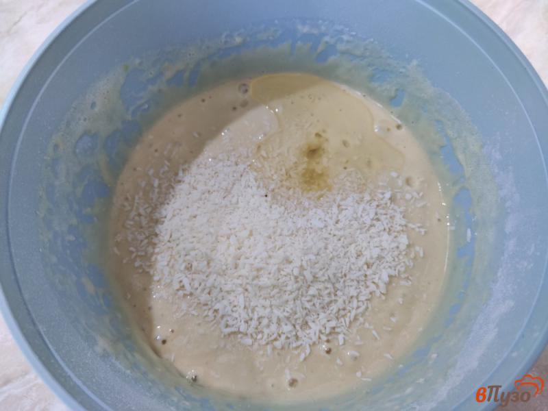 Фото приготовление рецепта: Медовый пирог с кокосовой стружкой шаг №7