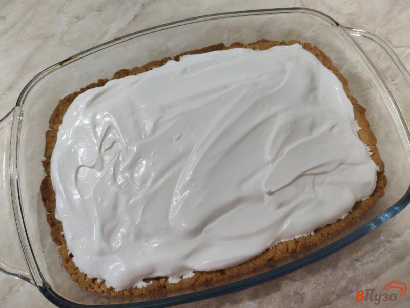 Фото приготовление рецепта: Песочный пирог с вареньем и безе шаг №8