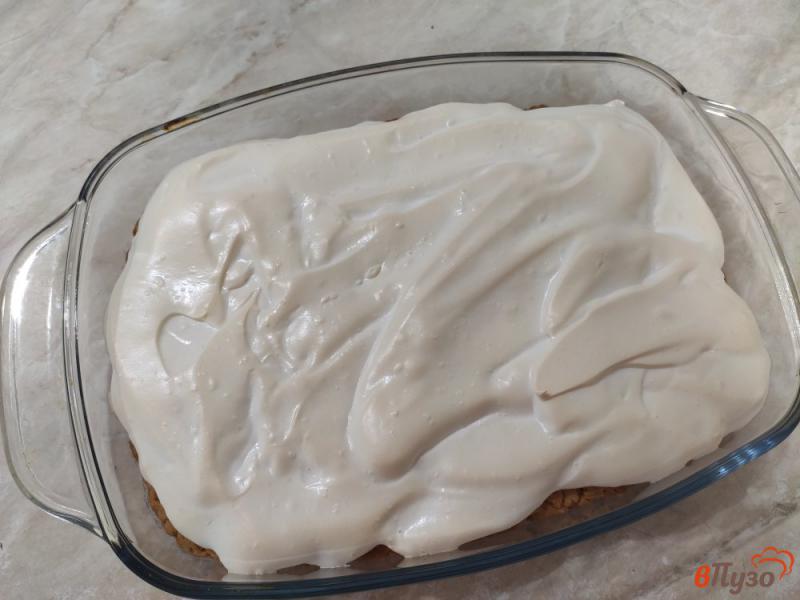 Фото приготовление рецепта: Песочный пирог с вареньем и безе шаг №9