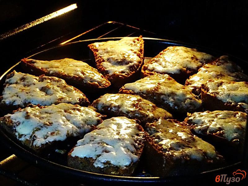 Фото приготовление рецепта: Горячие бутерброды с килькой в томате шаг №5