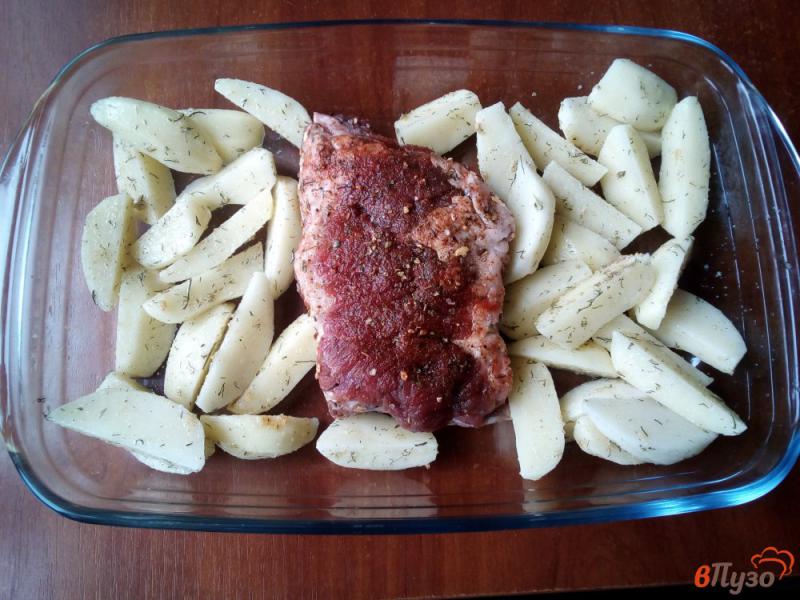 Фото приготовление рецепта: Картофель со свиными ребрами в духовке шаг №5