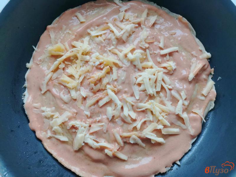 Фото приготовление рецепта: Пицца на сковороде с ветчиной помидором и грушей шаг №9
