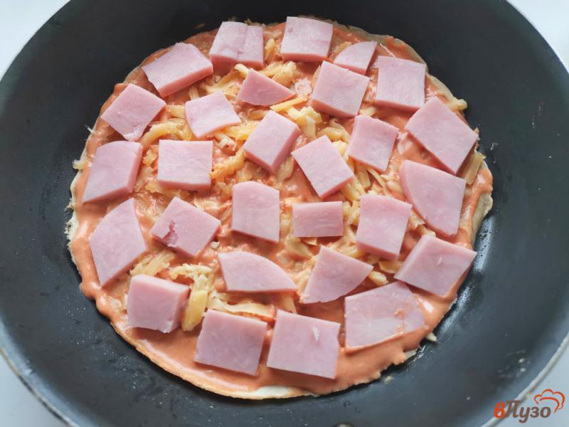 Фото приготовление рецепта: Пицца на сковороде с ветчиной помидором и грушей шаг №10