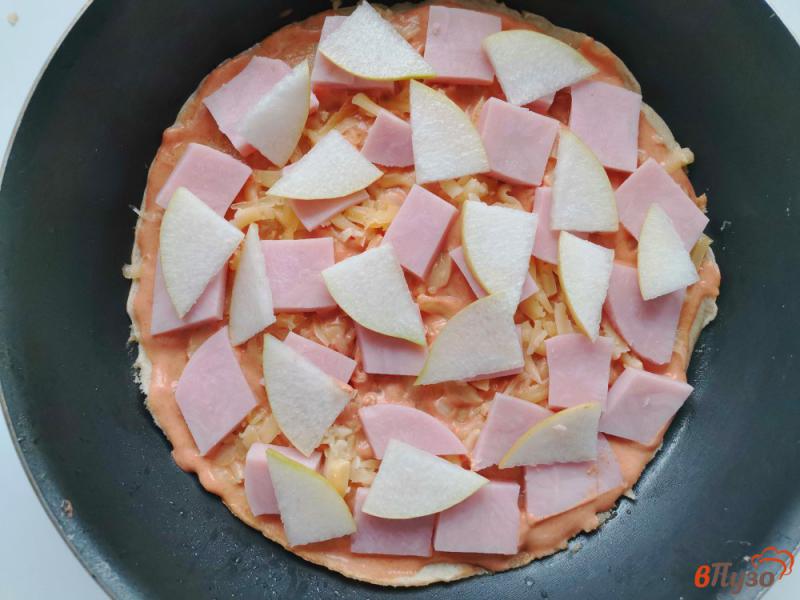 Фото приготовление рецепта: Пицца на сковороде с ветчиной помидором и грушей шаг №11