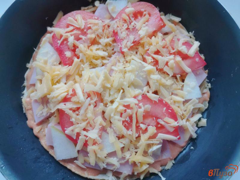 Фото приготовление рецепта: Пицца на сковороде с ветчиной помидором и грушей шаг №13