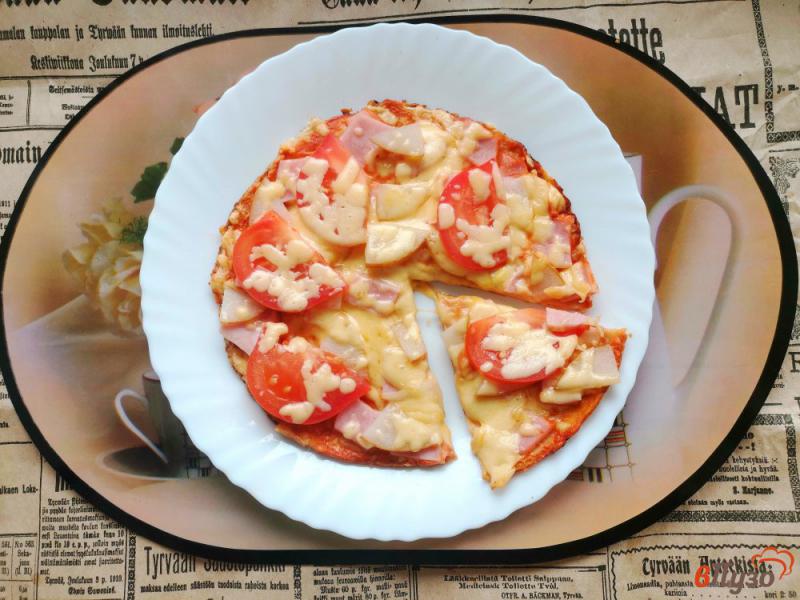 Фото приготовление рецепта: Пицца на сковороде с ветчиной помидором и грушей шаг №14