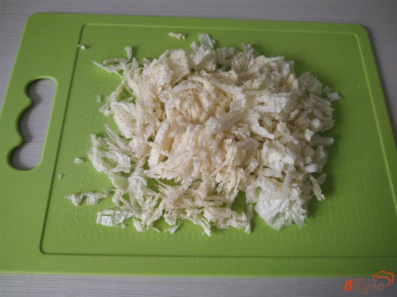 Фото приготовление рецепта: Салат с пекинской капустой и крабовыми палочками шаг №1