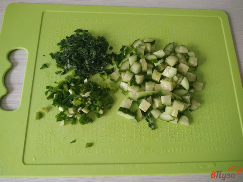 Фото приготовление рецепта: Салат с пекинской капустой и крабовыми палочками шаг №2