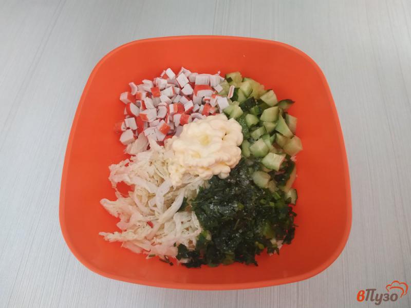 Фото приготовление рецепта: Салат с пекинской капустой и крабовыми палочками шаг №4