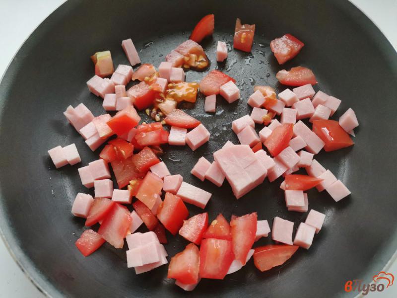 Фото приготовление рецепта: Блинчики с ветчиной помидорами и сыром шаг №9