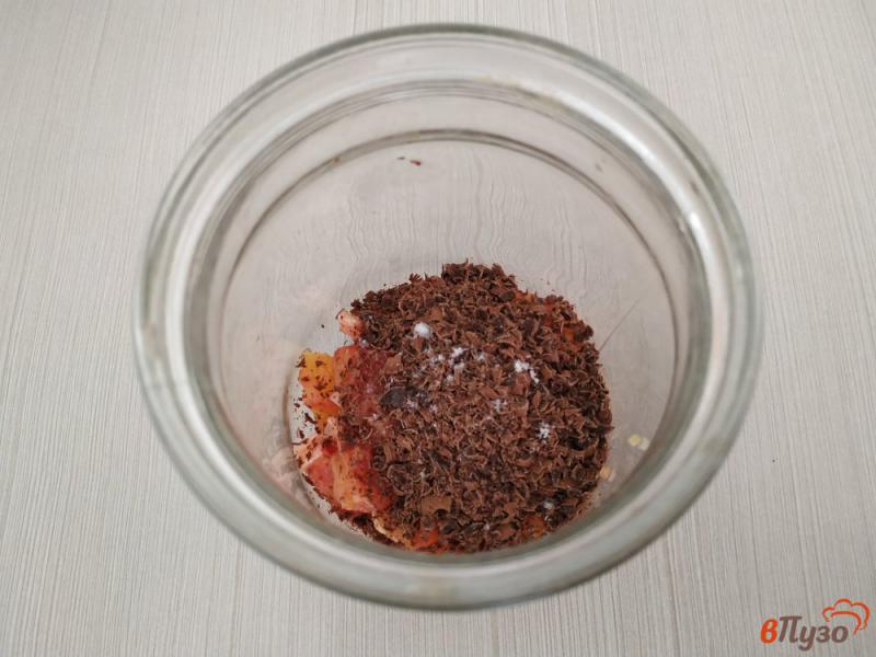 Фото приготовление рецепта: Смузи с сицилийским апельсином и чёрным шоколадом на йогурте шаг №3
