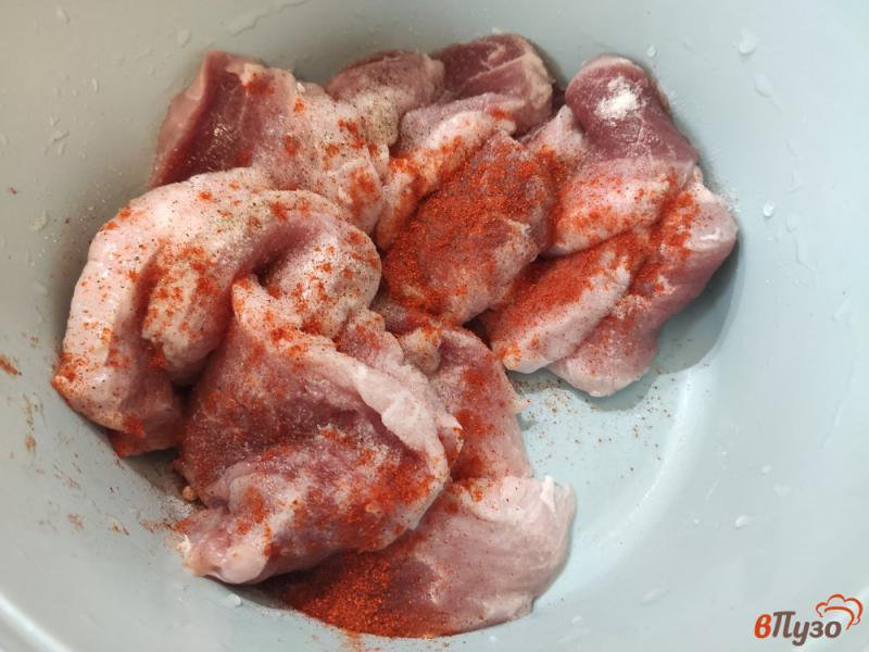 Фото приготовление рецепта: Картофель с мясом в сметанном соусе шаг №2