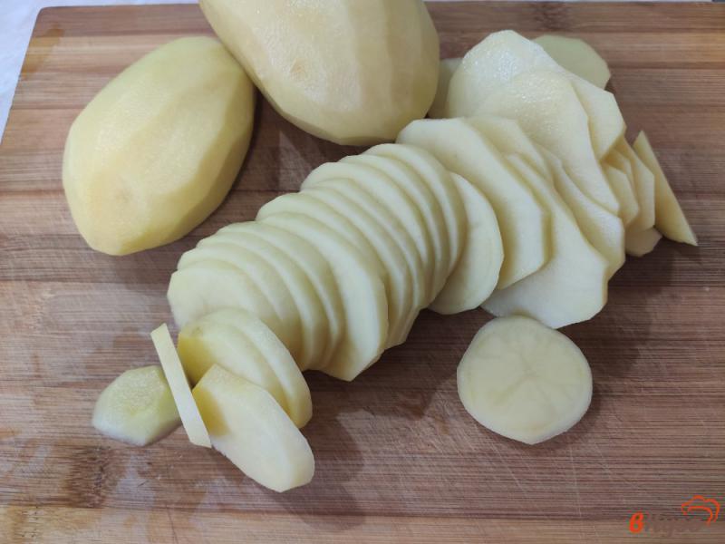 Фото приготовление рецепта: Картофель с мясом в сметанном соусе шаг №4