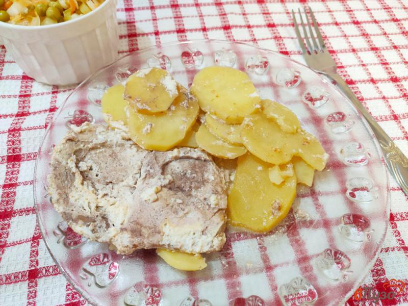 Фото приготовление рецепта: Картофель с мясом в сметанном соусе шаг №11