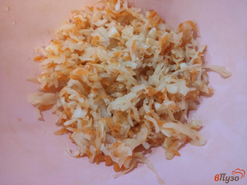 Фото приготовление рецепта: Салат из квашеной капусты с огурцами и горошком шаг №1