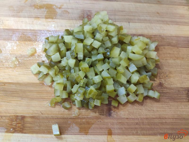 Фото приготовление рецепта: Салат из квашеной капусты с огурцами и горошком шаг №3
