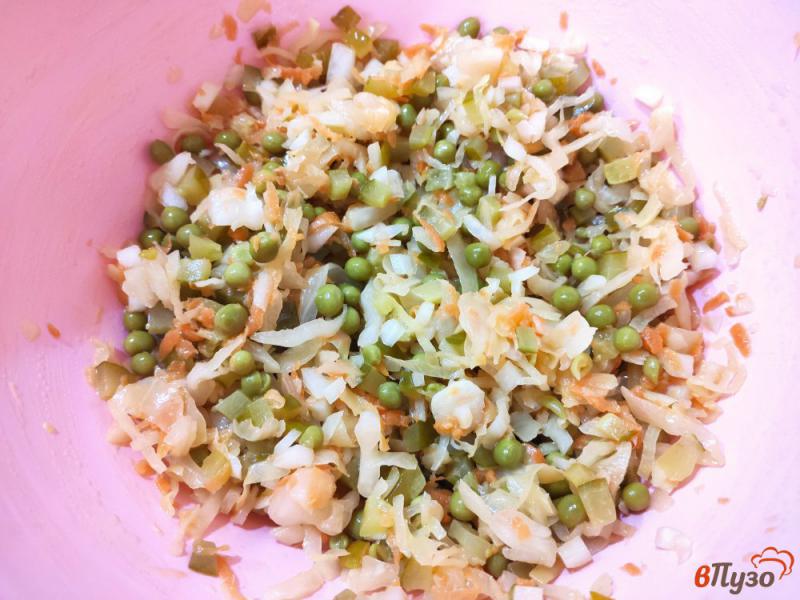 Фото приготовление рецепта: Салат из квашеной капусты с огурцами и горошком шаг №5
