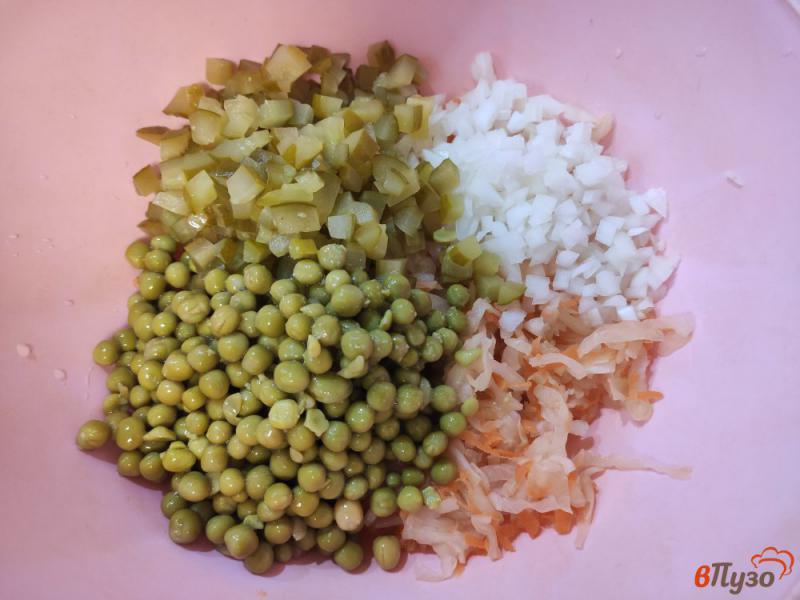 Фото приготовление рецепта: Салат из квашеной капусты с огурцами и горошком шаг №4