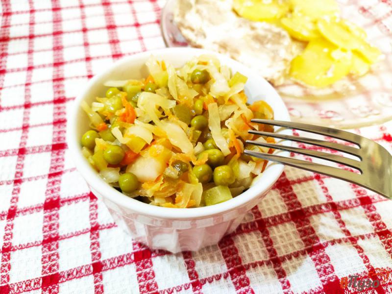 Фото приготовление рецепта: Салат из квашеной капусты с огурцами и горошком шаг №6