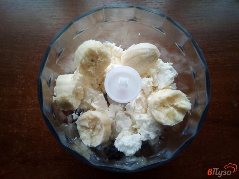 Фото приготовление рецепта: Творожный десерт с бананом и клубникой шаг №2