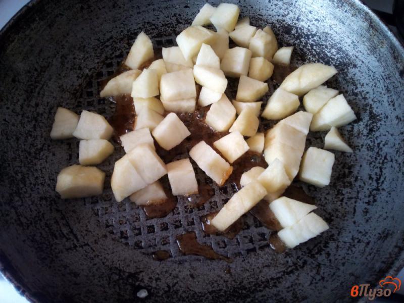 Фото приготовление рецепта: Гренки с корицей и карамелизированными яблоками шаг №3
