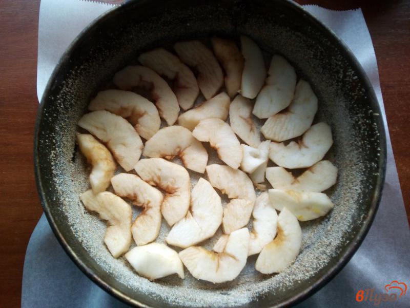 Фото приготовление рецепта: Шарлотка с яблоками и апельсином шаг №6