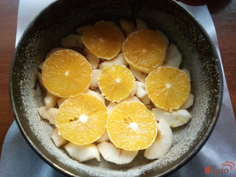 Фото приготовление рецепта: Шарлотка с яблоками и апельсином шаг №7