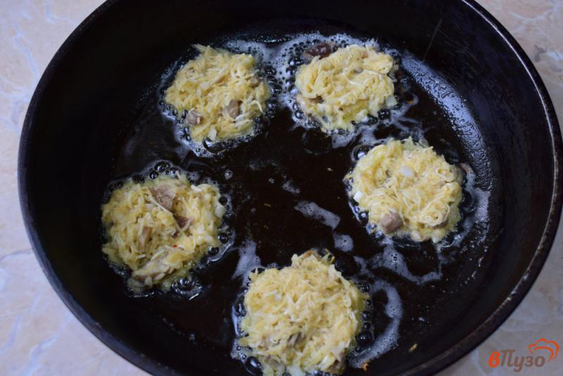 Фото приготовление рецепта: Драники с сыром и грибами шаг №5