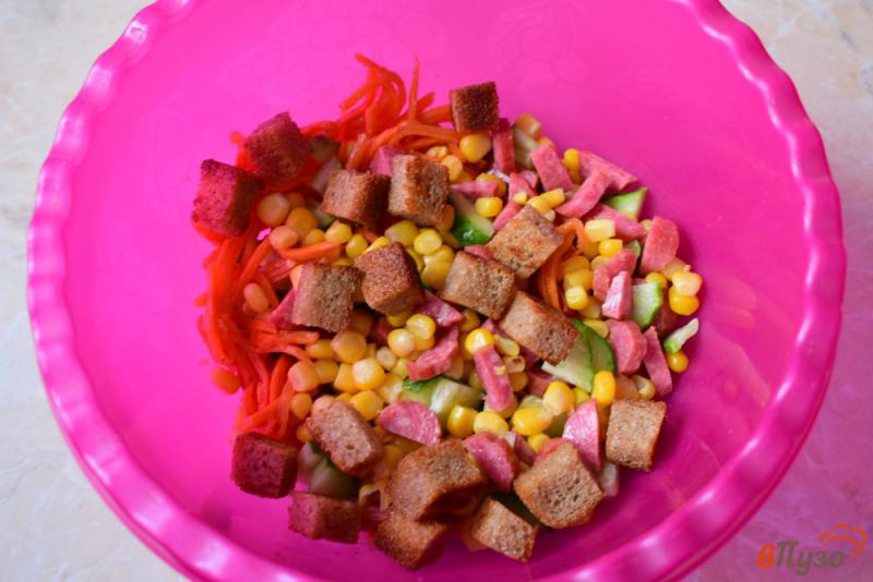 Фото приготовление рецепта: Салат с кукурузой сухариками и колбасой шаг №4