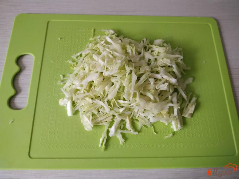Фото приготовление рецепта: Салат с молодой капустой и сыром фета шаг №1