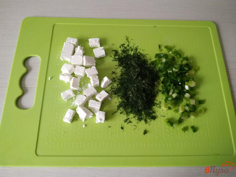 Фото приготовление рецепта: Салат с молодой капустой и сыром фета шаг №2