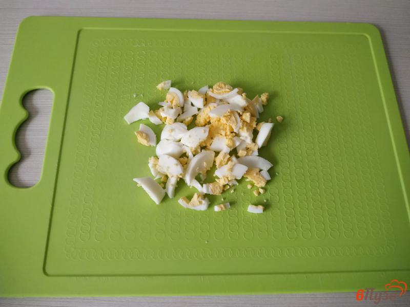 Фото приготовление рецепта: Салат с молодой капустой и сыром фета шаг №3