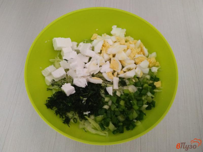 Фото приготовление рецепта: Салат с молодой капустой и сыром фета шаг №4