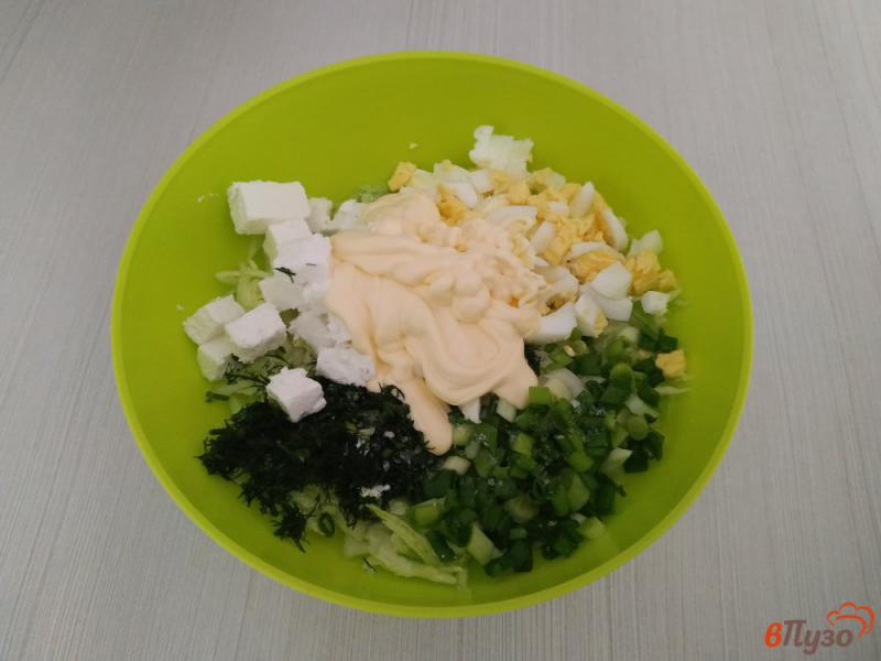 Фото приготовление рецепта: Салат с молодой капустой и сыром фета шаг №5