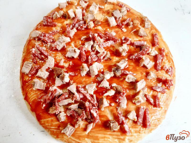 Фото приготовление рецепта: Пицца острая с грудинкой и колбасками шаг №6