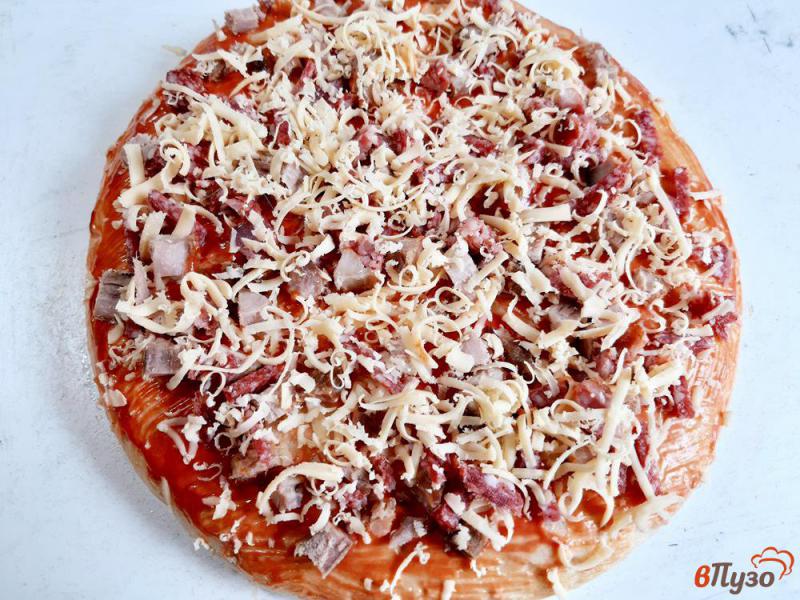 Фото приготовление рецепта: Пицца острая с грудинкой и колбасками шаг №7