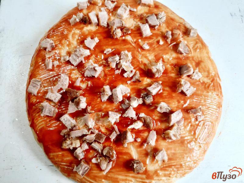 Фото приготовление рецепта: Пицца острая с грудинкой и колбасками шаг №5