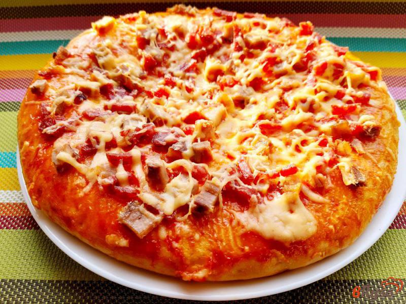 Фото приготовление рецепта: Пицца острая с грудинкой и колбасками шаг №8