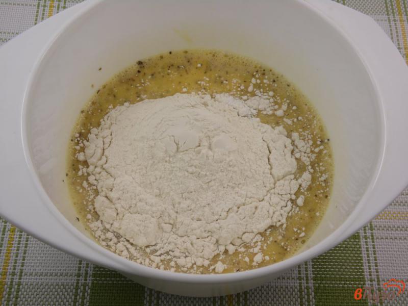 Фото приготовление рецепта: Пирог сырный с маслинами и вялеными томатами шаг №4