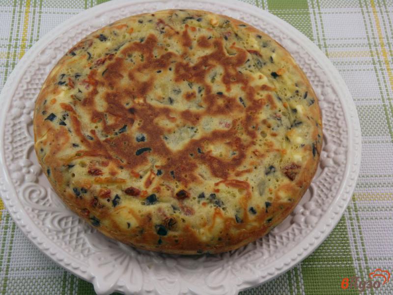 Фото приготовление рецепта: Пирог сырный с маслинами и вялеными томатами шаг №7