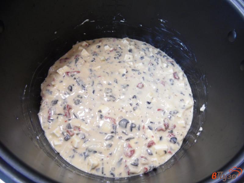 Фото приготовление рецепта: Пирог сырный с маслинами и вялеными томатами шаг №6
